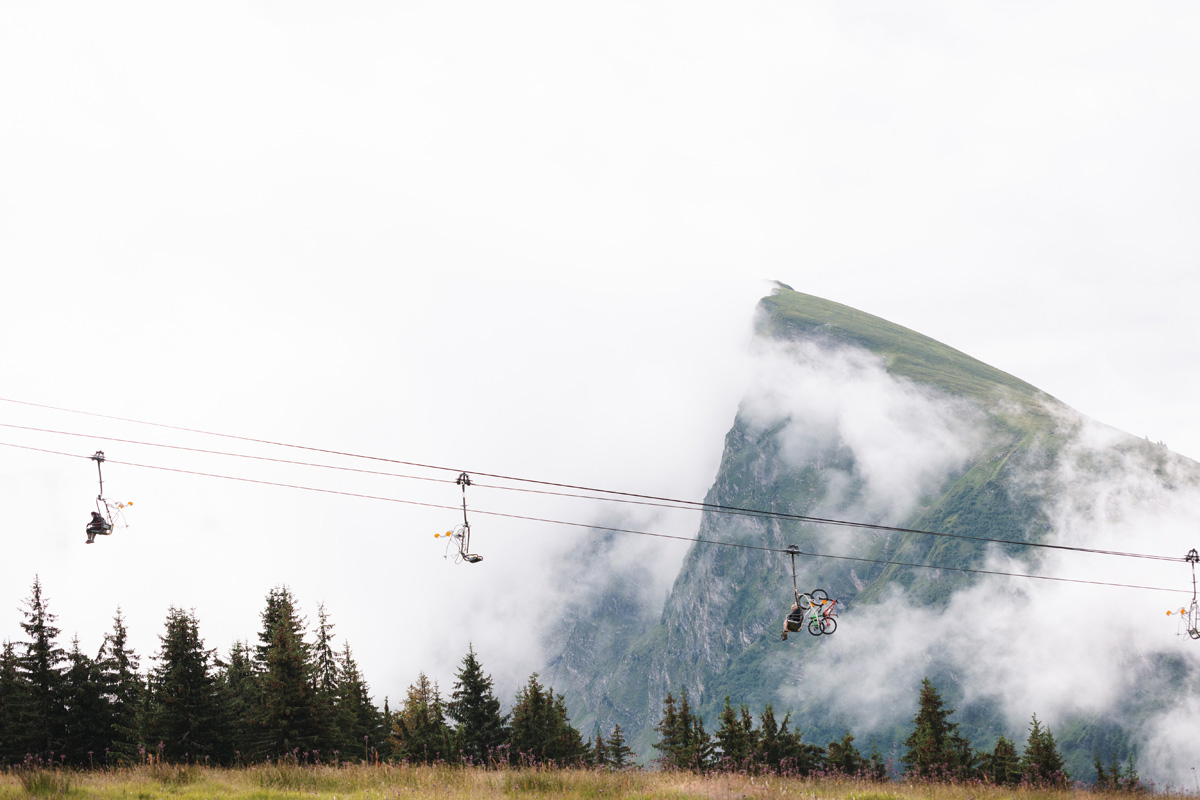 Skilift met mountainbikes